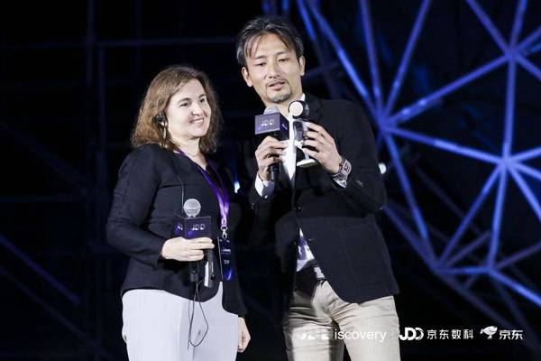 �����ߘ���¡��Daniela Rus���^��չʾ�C(j��)���˵����ա�ͶӰ����