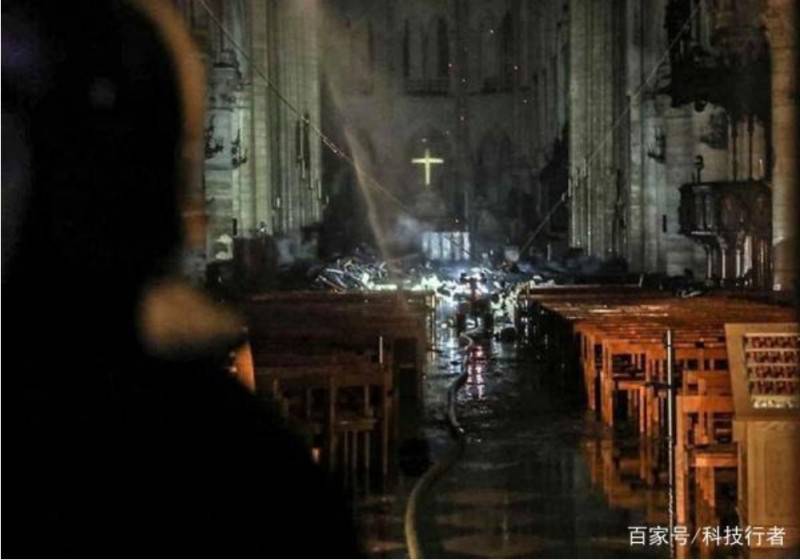 機(jī)器人在巴黎圣母院大火中做了些什么